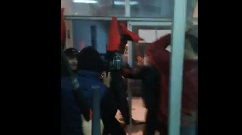 Άγριο ξύλο με κοντάρια και καρέκλες -Βίντεο από τα επεισόδια στη Σαλαμίνα